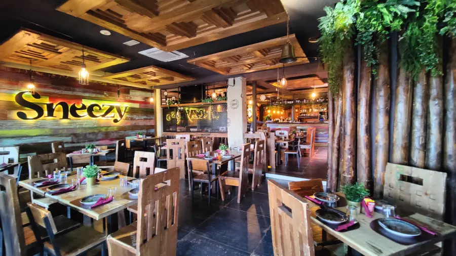 Interno del Sneezy Pub-Grill